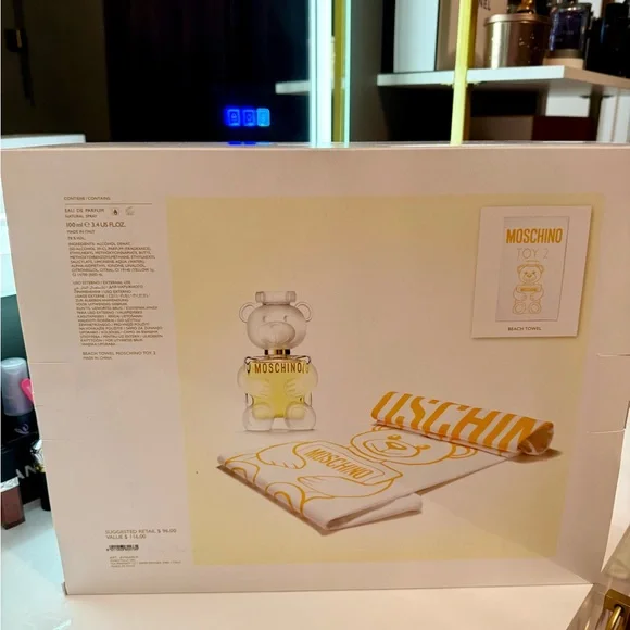 ✨ New Moschino Toy 2 Box With Towel ✨ - Picture 3 of 5